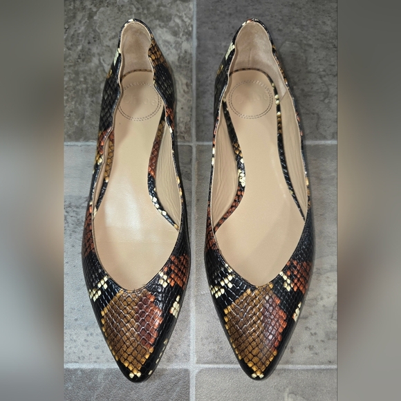 CHLOÉ LAURENA SNAKE EMBOSSED SCALLOPED FLATS. - Picture 2 of 10